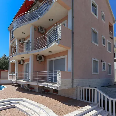 Luciana تروغير