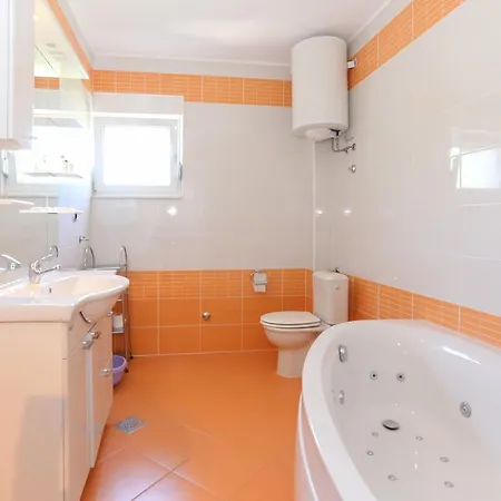 Luciana تروغير