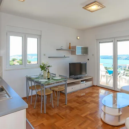 Luciana تروغير