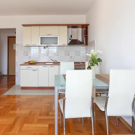 Luciana تروغير